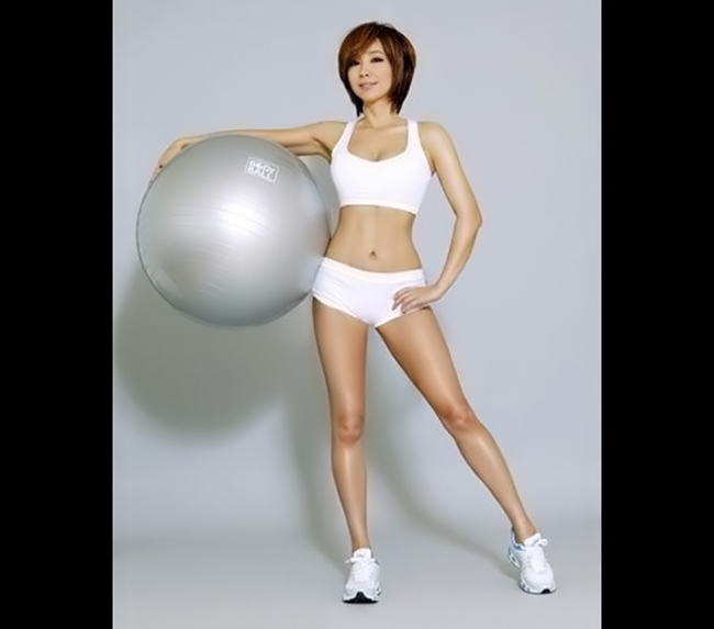 Cô là giáo viên dạy thể dục thẩm mỹ nổi tiếng ở châu Á.

